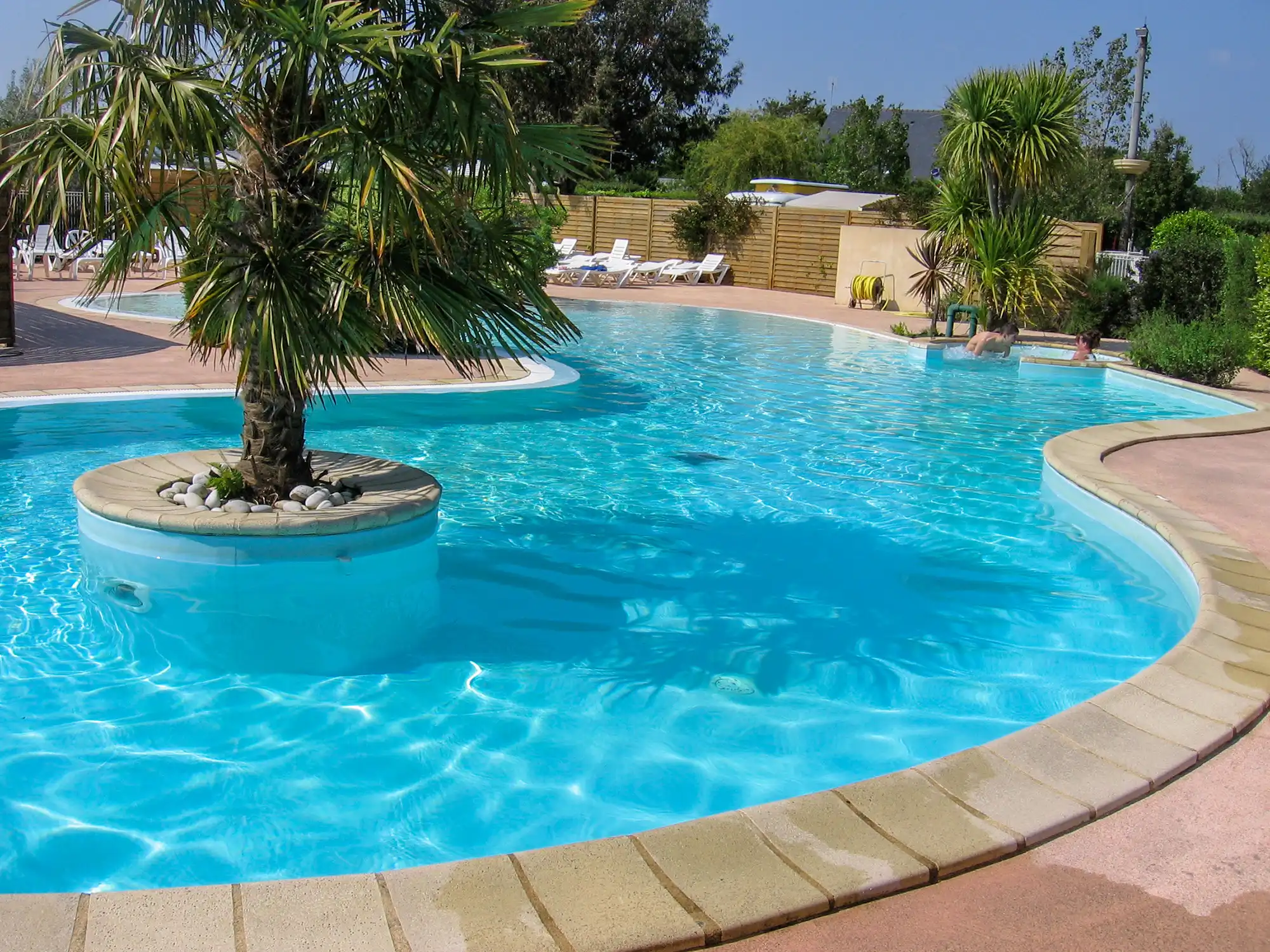 camping pool locmariaquer